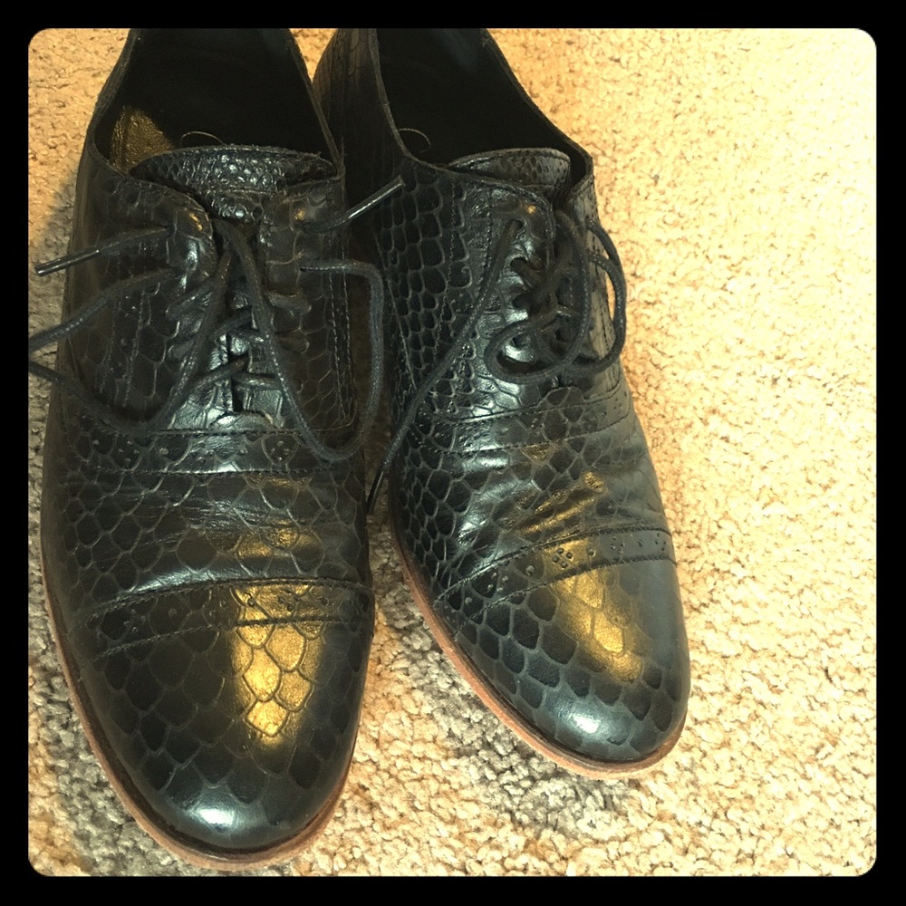 Cole haan black reptile print leather oxford
